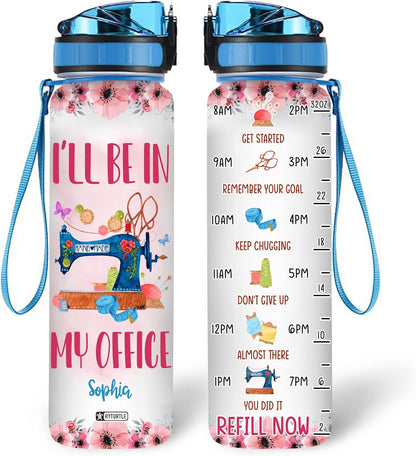 Sewing Machine Water Bottle Tracker 32oz – Personalized Motivational Hydration Bottle with Time Marker – Creative Gift for Sewing Lovers