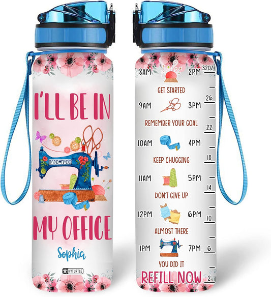 Sewing Machine Water Bottle Tracker 32oz – Personalized Motivational Hydration Bottle with Time Marker – Creative Gift for Sewing Lovers
