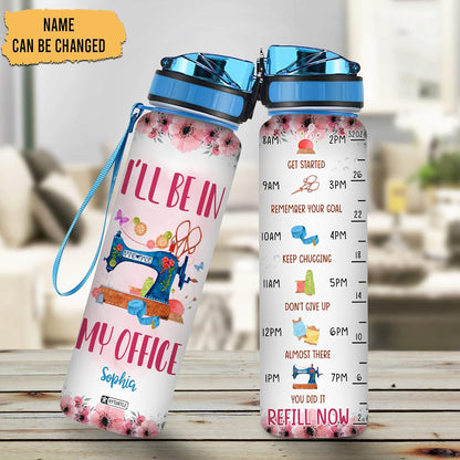 Sewing Machine Water Bottle Tracker 32oz – Personalized Motivational Hydration Bottle with Time Marker – Creative Gift for Sewing Lovers
